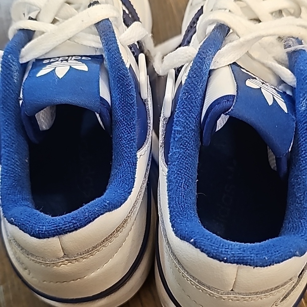 ADIDAS Forum Low size 4 Blue and White gently worn straps included - Picture 3 of 6